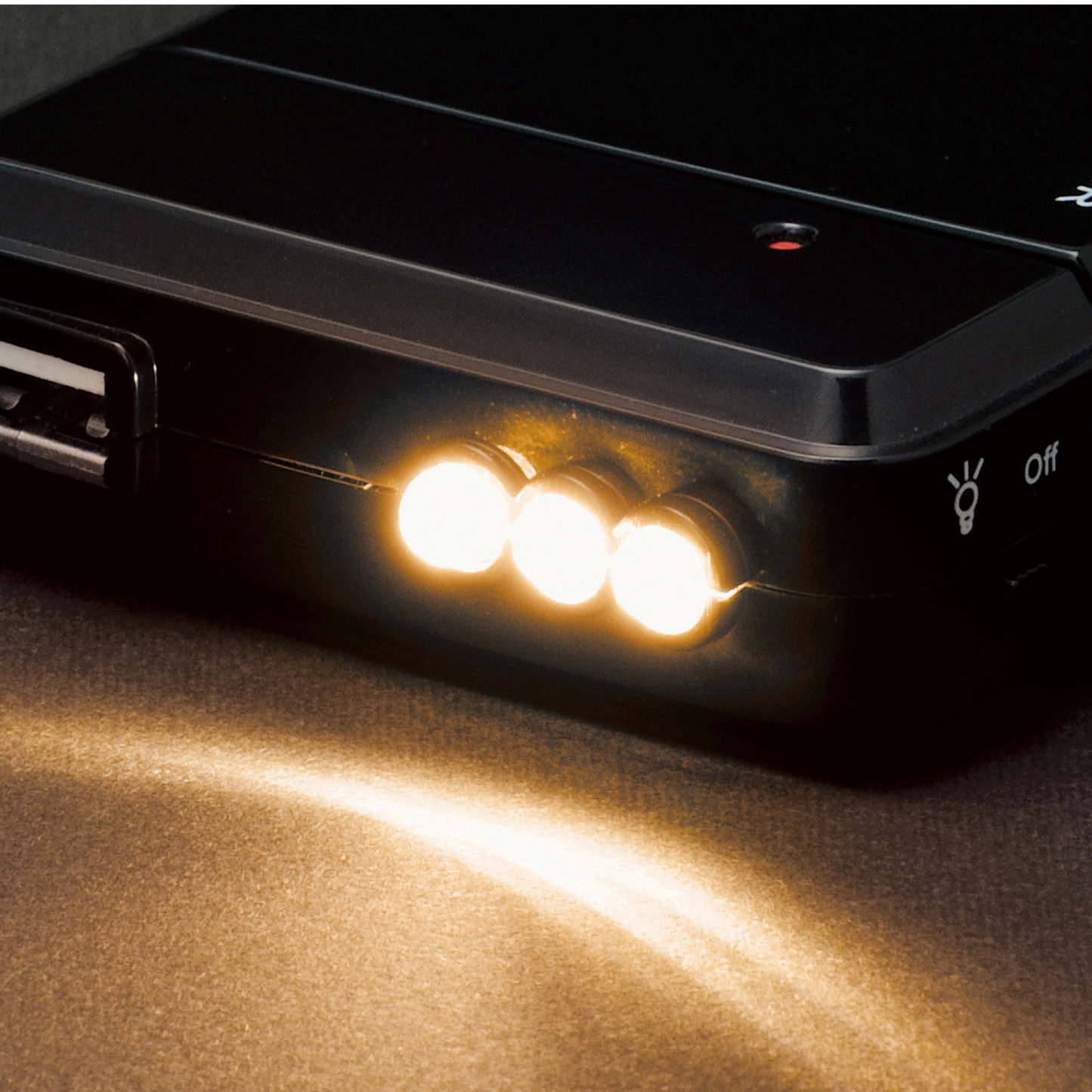 ライト機能付き乾電池式充電器(単三電池8本入×2セット)